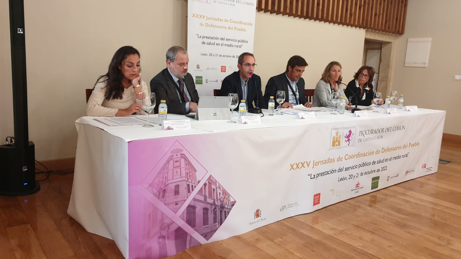 Carlos Sarasíbar, secretario general del Defensor del Pueblo de Navarra (tercero por la izquierda), en las Jornadas de Coordinación de Defensores del Pueblo
