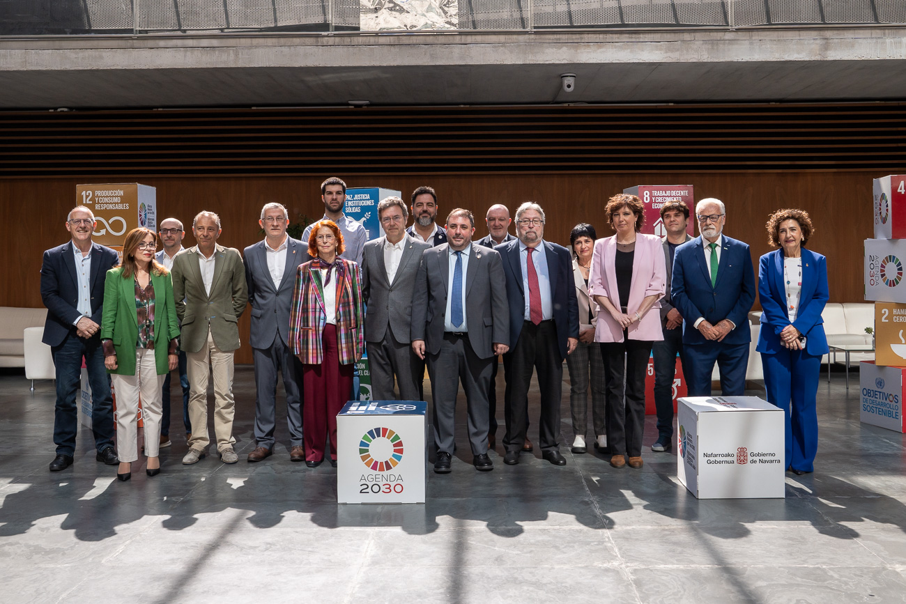 Acto institucional en el atrio del Parlamento de Navarra